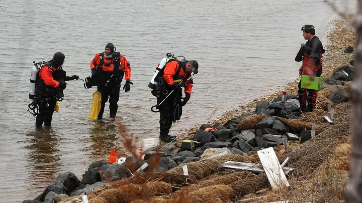 Suffolk County divers search Hemlock Cove in Babylon, New York, April 13, 2011, just east of Gilgo Beach. (Photo by Andrew Gombert/EPA/Shutterstock)

