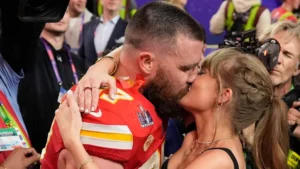 Swift and Kelce kiss