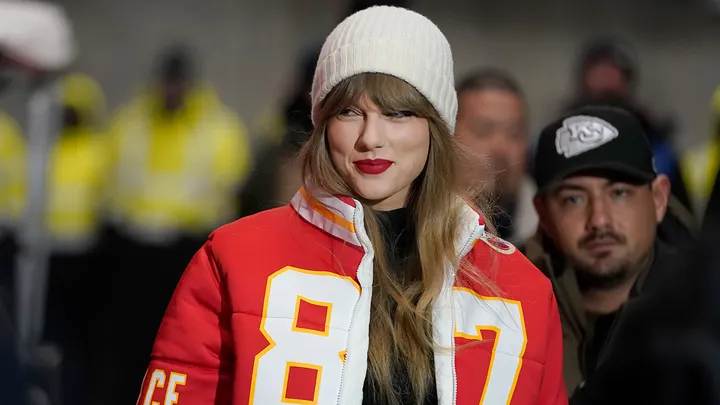 Taylor_Swift_Chiefs_Game_sign