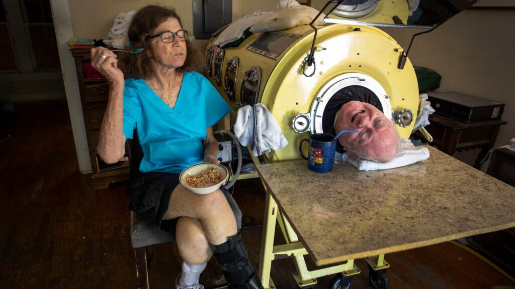 Mr Alexander with his carer and friend Kathy Gaines at his Dallas home in 2018. Pic: The Dallas Morning News/AP
