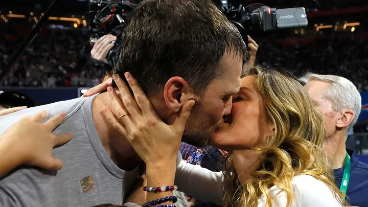 Tom Brady kissed his then-wife Gisele Bündchen